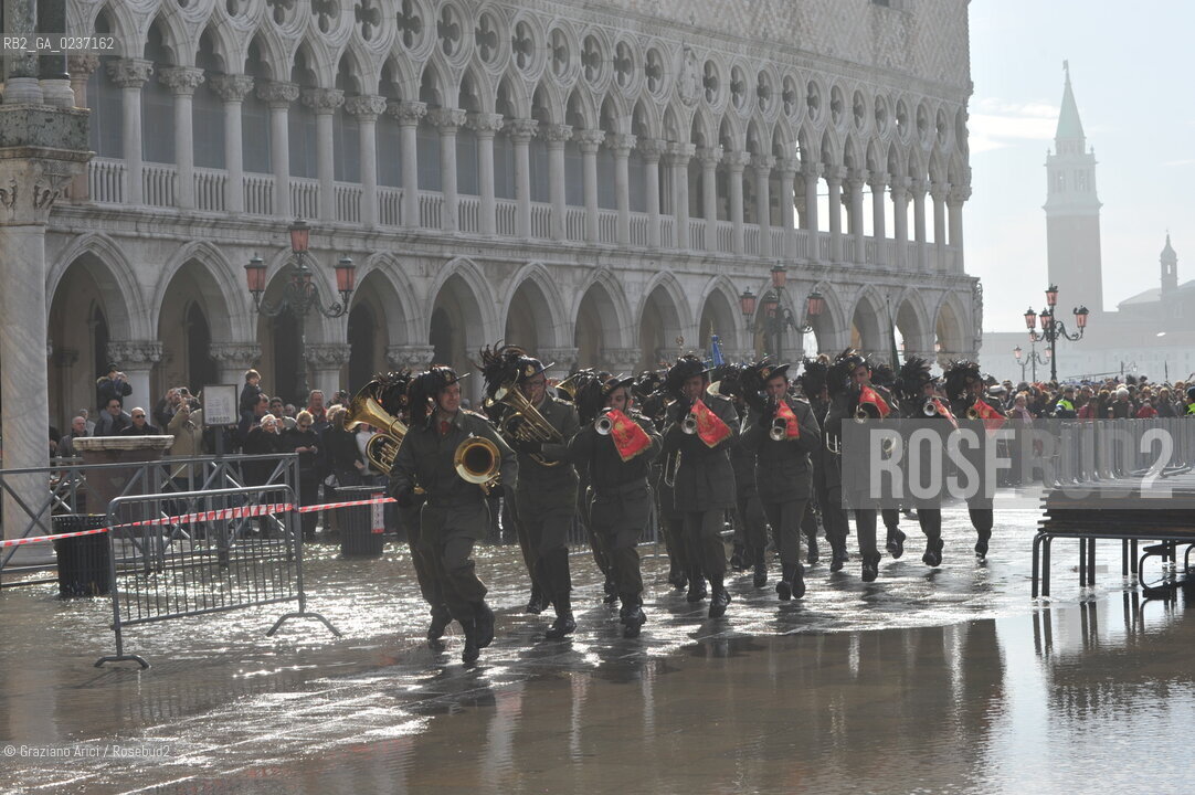 Venezia 17 marzo 2011 - Celebrazione per i 150 anni dellUnità dItalia in Piazza San Marco bersaglieri acqua alta carabinieri pubblicità bandiera ©Graziano Arici/Rosebud2