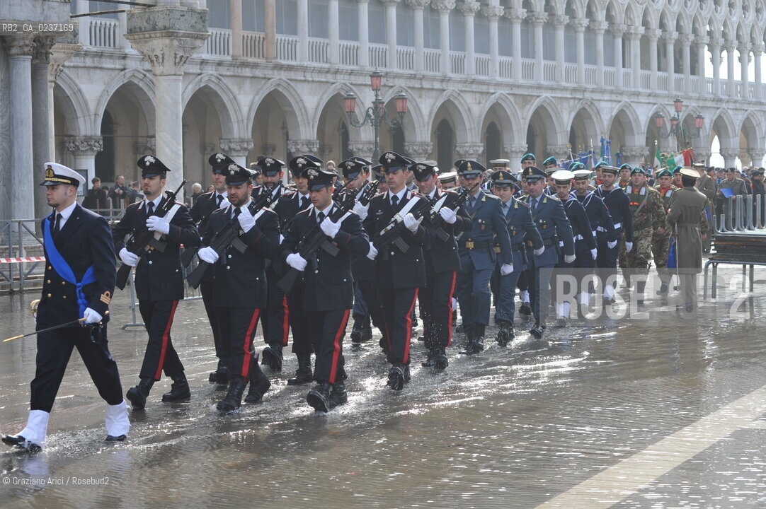 Venezia 17 marzo 2011 - Celebrazione per i 150 anni dellUnità dItalia in Piazza San Marco bersaglieri acqua alta carabinieri pubblicità bandiera ©Graziano Arici/Rosebud2
