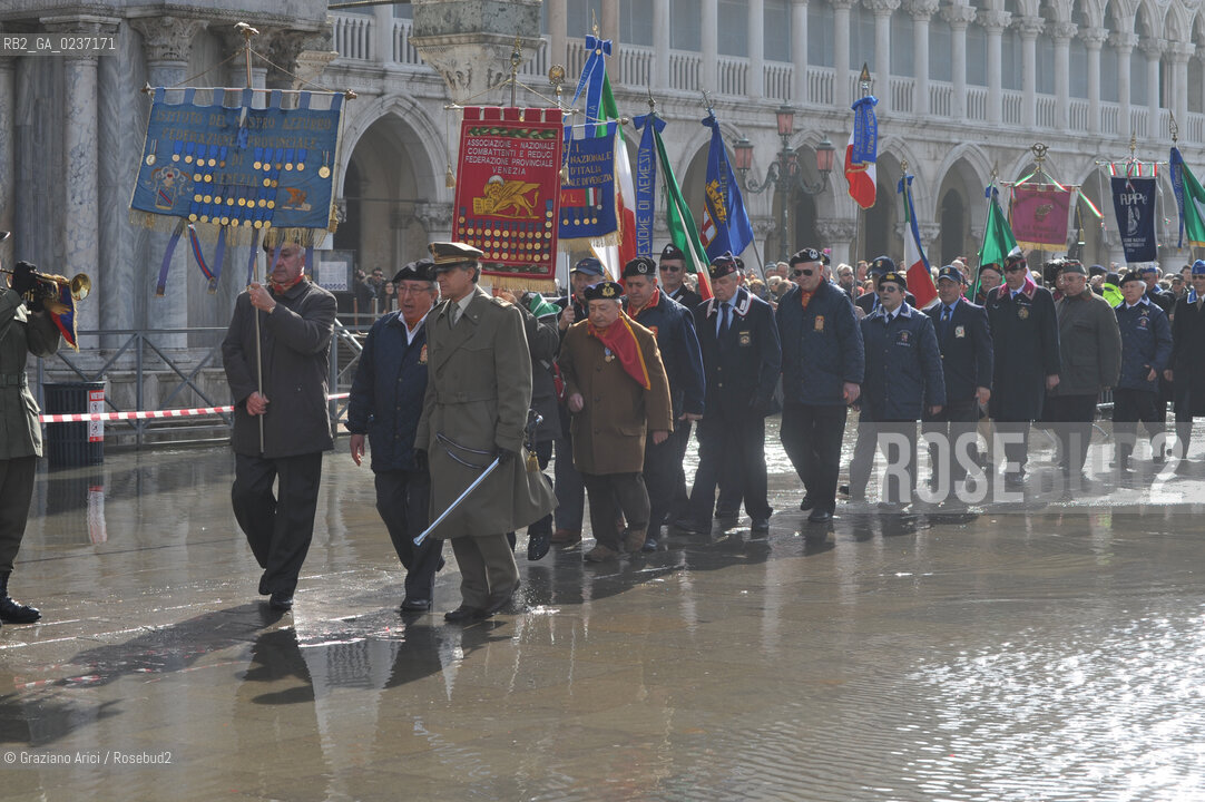 Venezia 17 marzo 2011 - Celebrazione per i 150 anni dellUnità dItalia in Piazza San Marco bersaglieri acqua alta carabinieri pubblicità bandiera ©Graziano Arici/Rosebud2