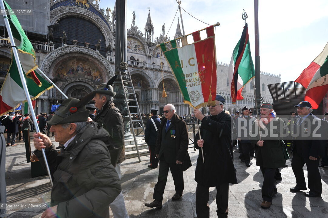 Venezia 17 marzo 2011 - Celebrazione per i 150 anni dellUnità dItalia in Piazza San Marco bersaglieri acqua alta carabinieri pubblicità bandiera ©Graziano Arici/Rosebud2