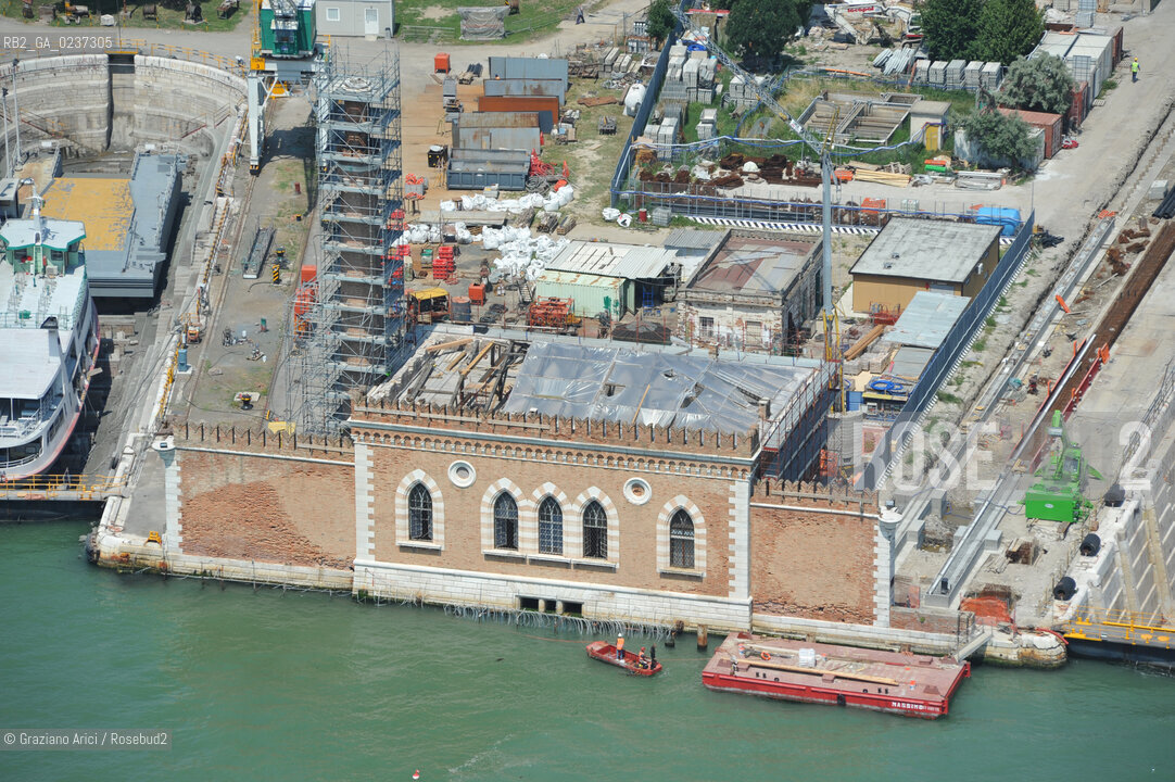 VENEZIA 21 GIUGNO 2011 - FOTO AEREE DEI LAVORI IN CORSO ALLARSENALE ©Graziano Arici/Rosebud2  CONSORZIO VENEZIA NUOVA