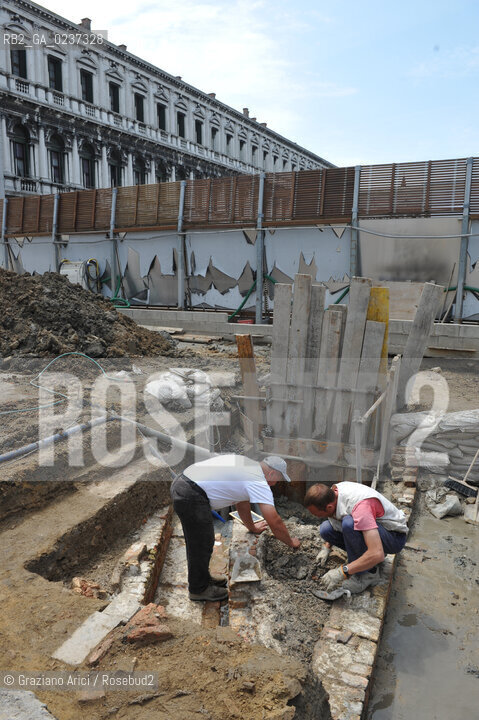 VENEZIA 12/5/11 - SCAVI ARCHEOLOGICI AL CANTIERE DELLE FANDAMENTA DEL CAMPANILE DI S.MARCO ©Graziano Arici/Rosebud2    CONSORZIO VENEZIA NUOVA