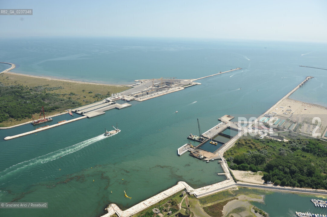 VENEZIA 21 GIUGNO 2011 - FOTO AEREE DEI LAVORI IN CORSO ALLA BOCCA DI PORTO DI CHIOGGIA ©Graziano Arici/Rosebud2  CONSORZIO VENEZIA NUOVA..