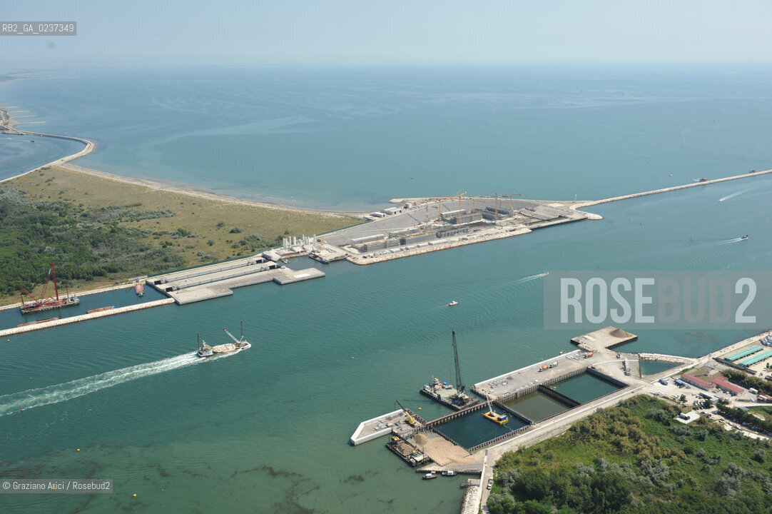VENEZIA 21 GIUGNO 2011 - FOTO AEREE DEI LAVORI IN CORSO ALLA BOCCA DI PORTO DI CHIOGGIA ©Graziano Arici/Rosebud2  CONSORZIO VENEZIA NUOVA..