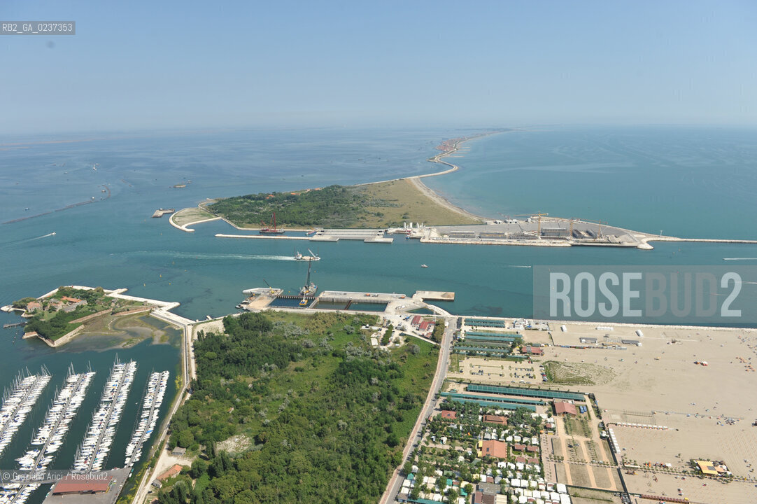 VENEZIA 21 GIUGNO 2011 - FOTO AEREE DEI LAVORI IN CORSO ALLA BOCCA DI PORTO DI CHIOGGIA ©Graziano Arici/Rosebud2  CONSORZIO VENEZIA NUOVA..
