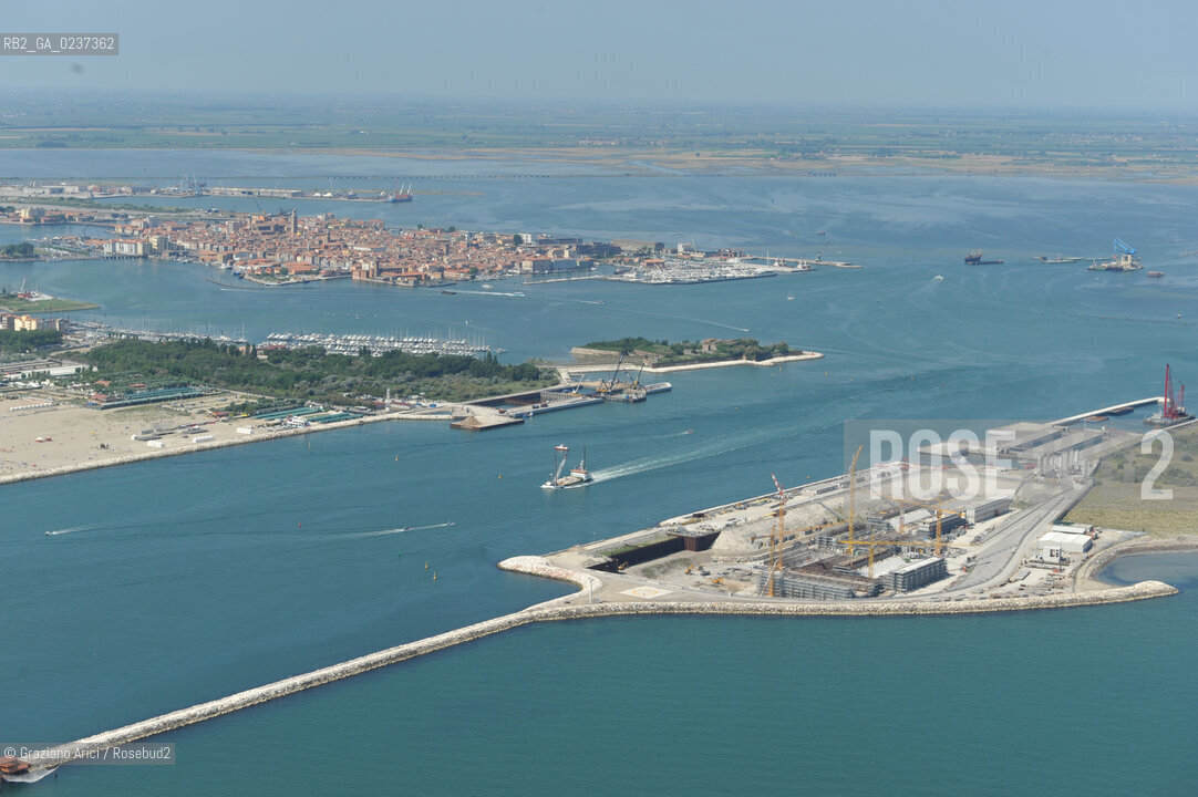VENEZIA 21 GIUGNO 2011 - FOTO AEREE DEI LAVORI IN CORSO ALLA BOCCA DI PORTO DI CHIOGGIA ©Graziano Arici/Rosebud2  CONSORZIO VENEZIA NUOVA..