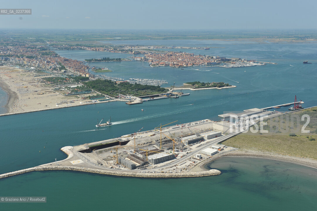 VENEZIA 21 GIUGNO 2011 - FOTO AEREE DEI LAVORI IN CORSO ALLA BOCCA DI PORTO DI CHIOGGIA ©Graziano Arici/Rosebud2  CONSORZIO VENEZIA NUOVA..