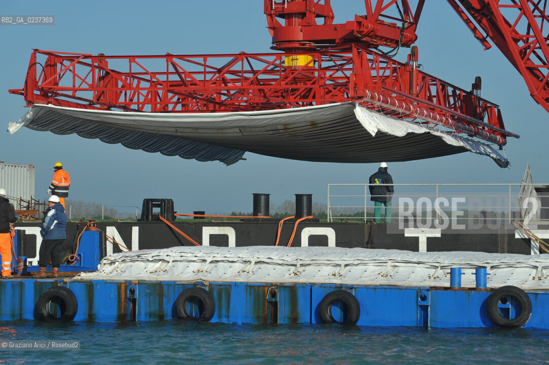 VENEZIA 1/2/11 - LAVORI IN CORSO ALLA BOCCA DI PORTO DI CHIOGGIA ©Graziano Arici/Rosebud2 CONSORZIO VENEZIA NUOVA