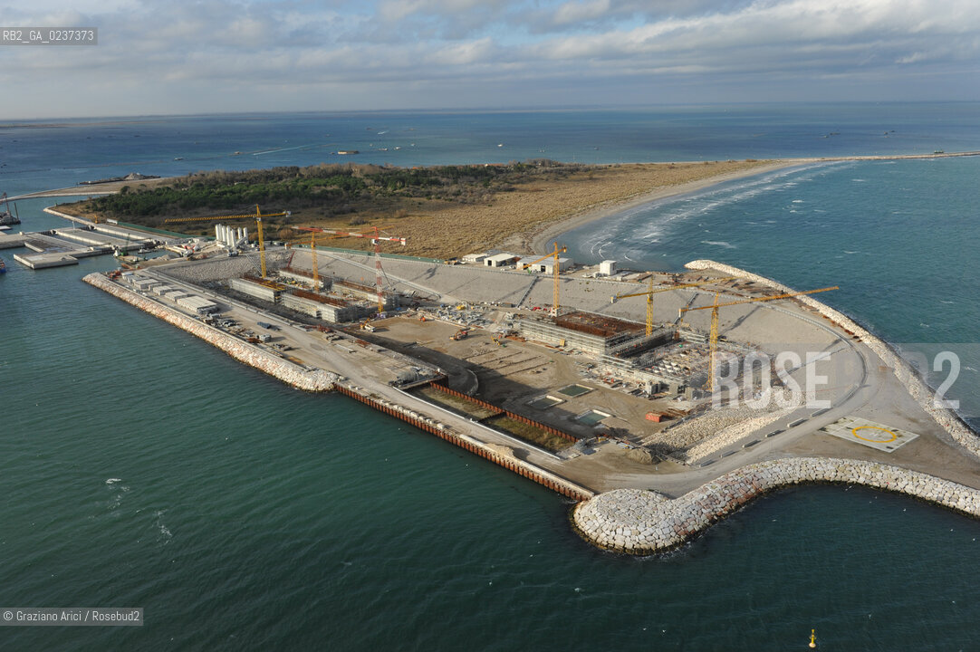 VENEZIA 13/12/10 FOTO AEREE AI LAVORI IN CORSO  PER LA COSTRUZIONE DELLE DIGHE MOBILI ALLA BOCCA DEL PORTO DI CHIOGGIA ©Graziano Arici/Rosebud2 CONSORZIO VENEZIA NUOVA