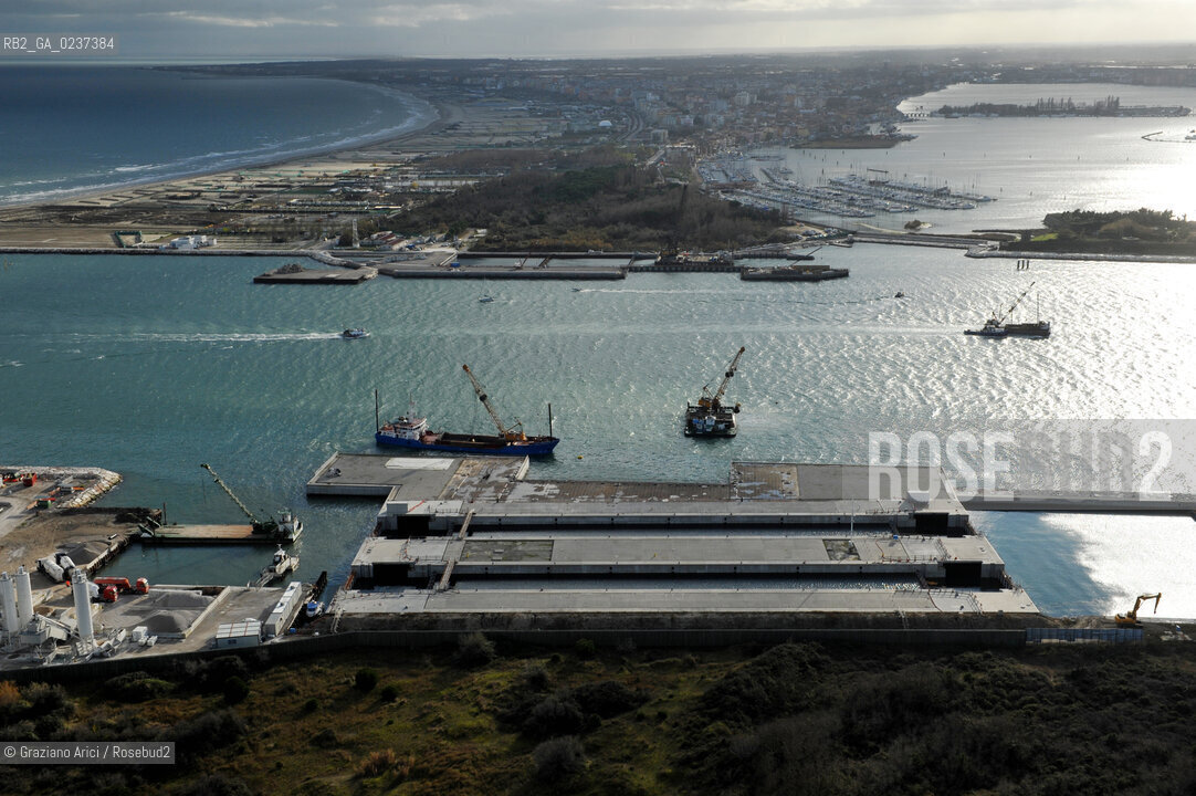 VENEZIA 13/12/10 FOTO AEREE AI LAVORI IN CORSO  PER LA COSTRUZIONE DELLE DIGHE MOBILI ALLA BOCCA DEL PORTO DI CHIOGGIA ©Graziano Arici/Rosebud2 CONSORZIO VENEZIA NUOVA