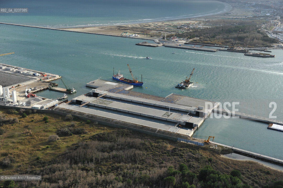VENEZIA 13/12/10 FOTO AEREE AI LAVORI IN CORSO  PER LA COSTRUZIONE DELLE DIGHE MOBILI ALLA BOCCA DEL PORTO DI CHIOGGIA ©Graziano Arici/Rosebud2 CONSORZIO VENEZIA NUOVA