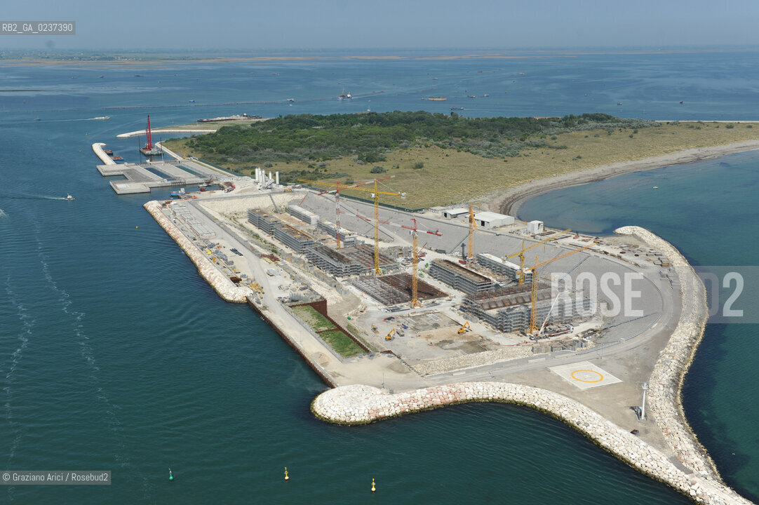 VENEZIA 21 GIUGNO 2011 - FOTO AEREE DEI LAVORI IN CORSO ALLA BOCCA DI PORTO DI CHIOGGIA ©Graziano Arici/Rosebud2  CONSORZIO VENEZIA NUOVA..