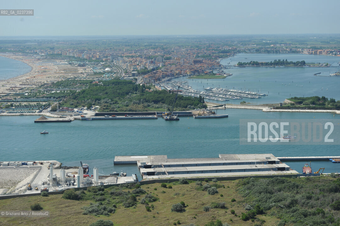 VENEZIA 21 GIUGNO 2011 - FOTO AEREE DEI LAVORI IN CORSO ALLA BOCCA DI PORTO DI CHIOGGIA ©Graziano Arici/Rosebud2  CONSORZIO VENEZIA NUOVA..