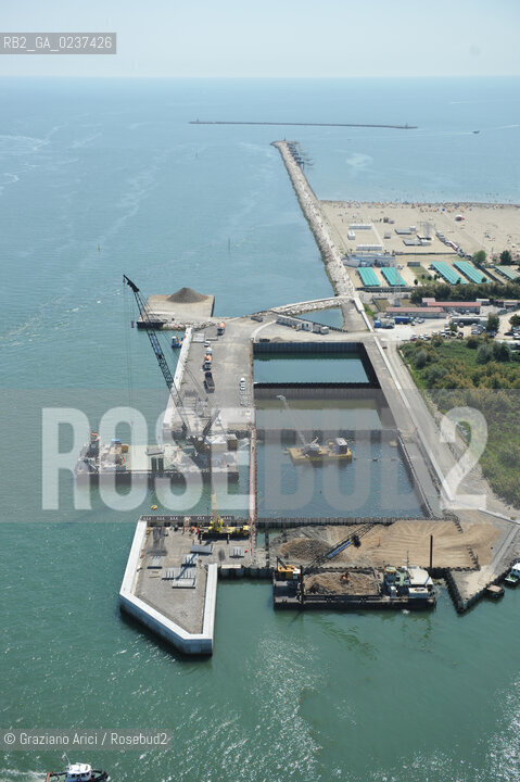 VENEZIA 21 GIUGNO 2011 - FOTO AEREE DEI LAVORI IN CORSO ALLA BOCCA DI PORTO DI CHIOGGIA ©Graziano Arici/Rosebud2  CONSORZIO VENEZIA NUOVA..