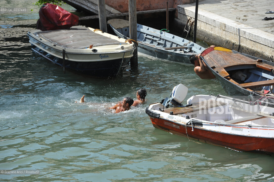 Venice 7/11 - Swim in Fondamenta degli Ormesini bagno in canale ©Graziano Arici/Rosebud2