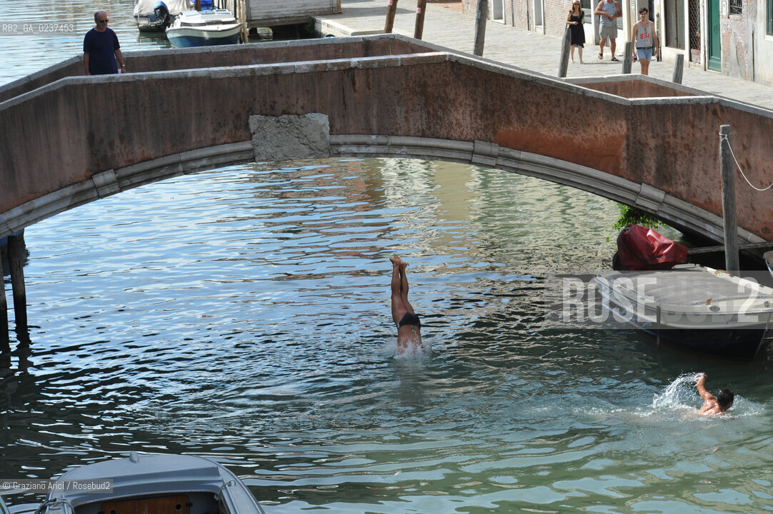 Venice 7/11 - Swim in Fondamenta degli Ormesini bagno in canale ©Graziano Arici/Rosebud2