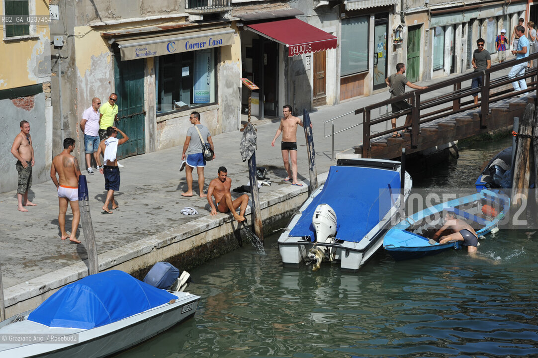 Venice 7/11 - Swim in Fondamenta degli Ormesini bagno in canale ©Graziano Arici/Rosebud2