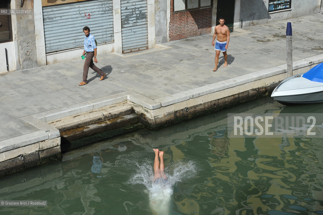 Venice 7/11 - Swim in Fondamenta degli Ormesini bagno in canale ©Graziano Arici/Rosebud2