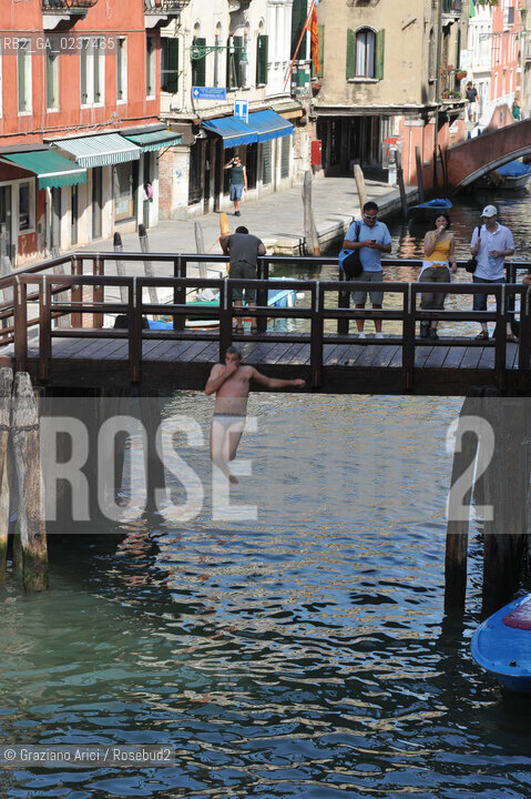 Venice 7/11 - Swim in Fondamenta degli Ormesini bagno in canale ©Graziano Arici/Rosebud2