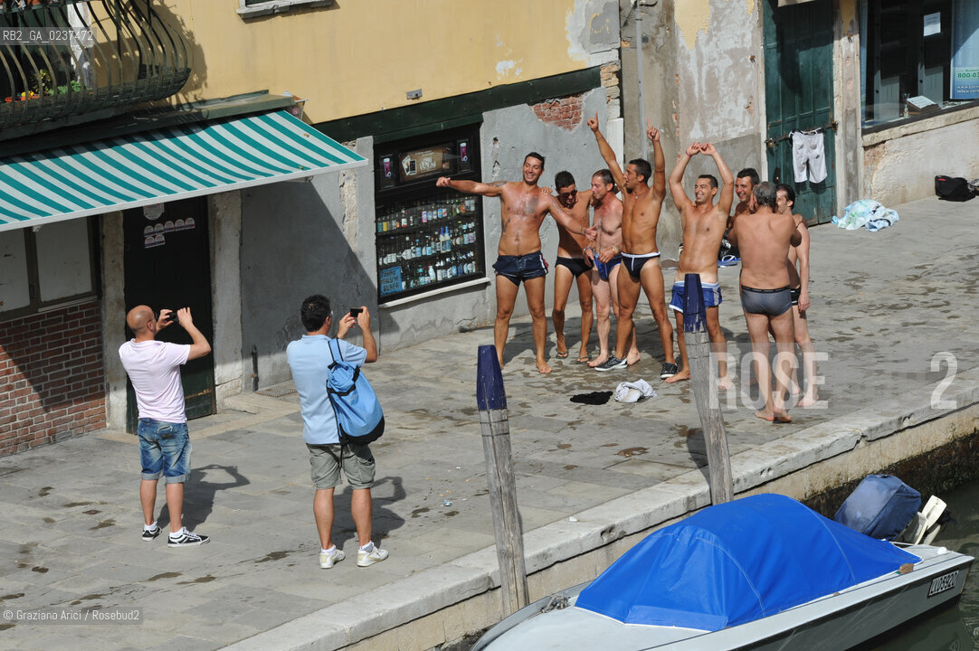 Venice 7/11 - Swim in Fondamenta degli Ormesini bagno in canale ©Graziano Arici/Rosebud2