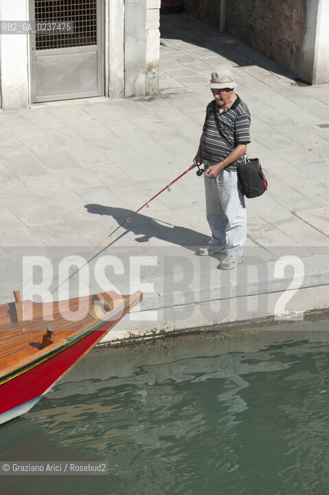 Venice 7/11 - Fishing in Fondamenta degli Ormesini pesca in canale ©Graziano Arici/Rosebud2