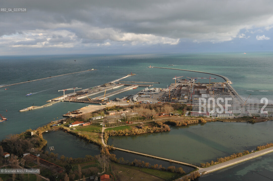 VENEZIA 13/12/10 FOTO AEREE AI LAVORI IN CORSO  PER LA COSTRUZIONE DELLE DIGHE MOBILI ALLA BOCCA DEL PORTO DI MALAMOCCO ©Graziano Arici/Rosebud2 CONSORZIO VENEZIA NUOVA