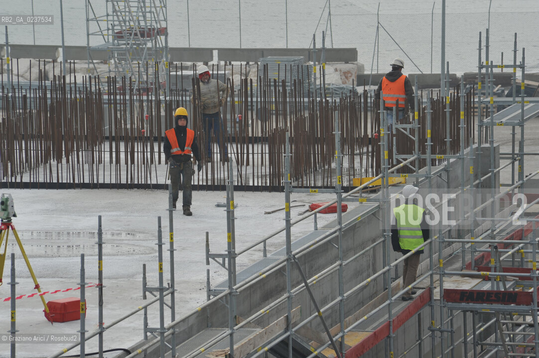 VENEZIA 15/12/10 - LAVORI ALLA BOCCA DI PORTO DI MALAMOCCO SICUREZZA  ©Graziano Arici/Rosebud2  CONSORZIO VENEZIA NUOVA