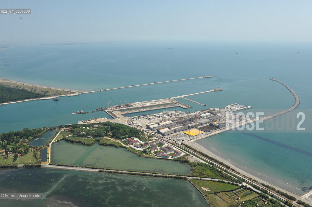 VENEZIA 21 GIUGNO 2011 - FOTO AEREE DEI LAVORI IN CORSO ALLA BOCCA DI PORTO DI MALAMOCCO ©Graziano Arici/Rosebud2  CONSORZIO VENEZIA NUOVA