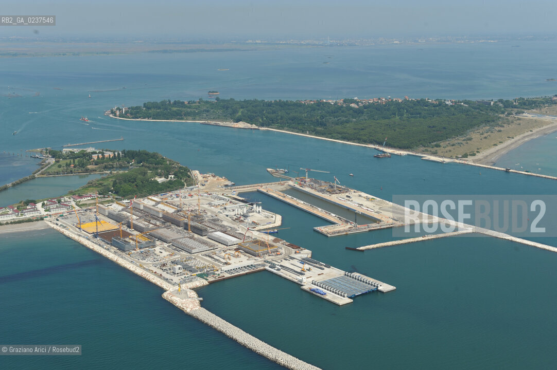 VENEZIA 21 GIUGNO 2011 - FOTO AEREE DEI LAVORI IN CORSO ALLA BOCCA DI PORTO DI MALAMOCCO ©Graziano Arici/Rosebud2  CONSORZIO VENEZIA NUOVA