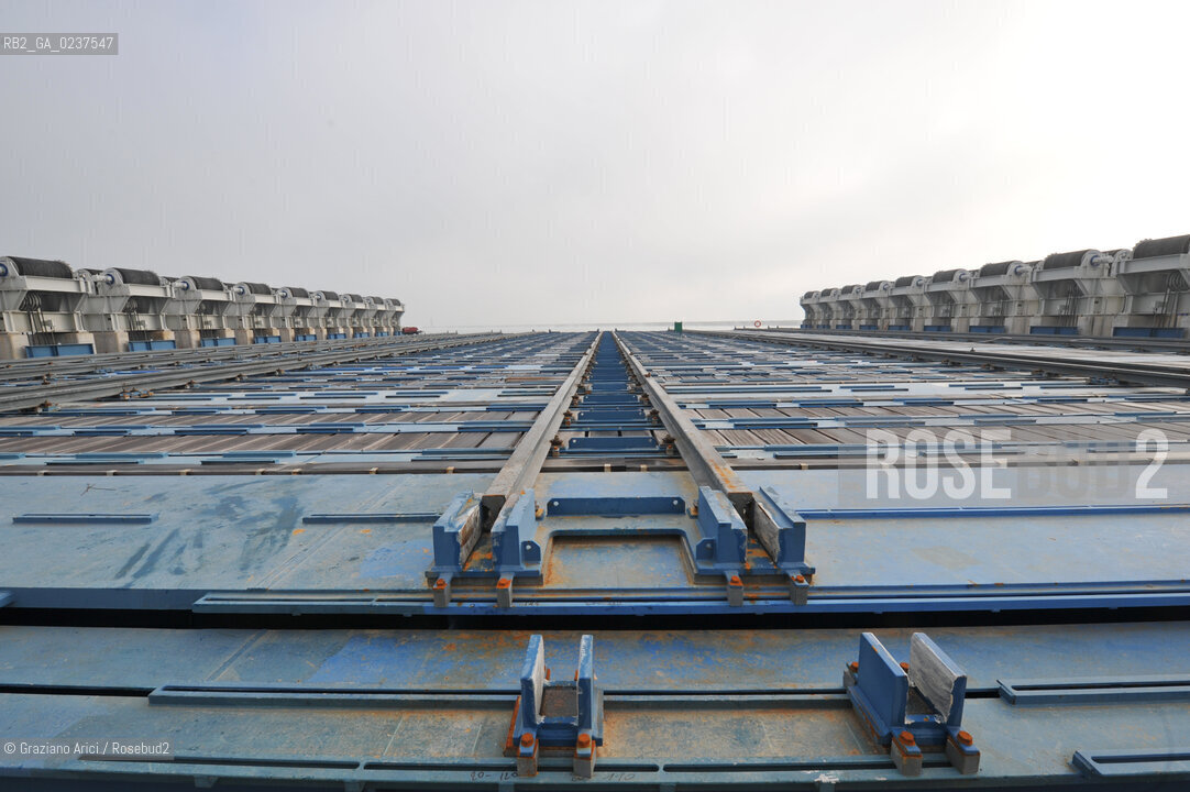 VENEZIA 15/12/10 - LAVORI ALLA BOCCA DI PORTO DI MALAMOCCO SICUREZZA  ©Graziano Arici/Rosebud2  CONSORZIO VENEZIA NUOVA