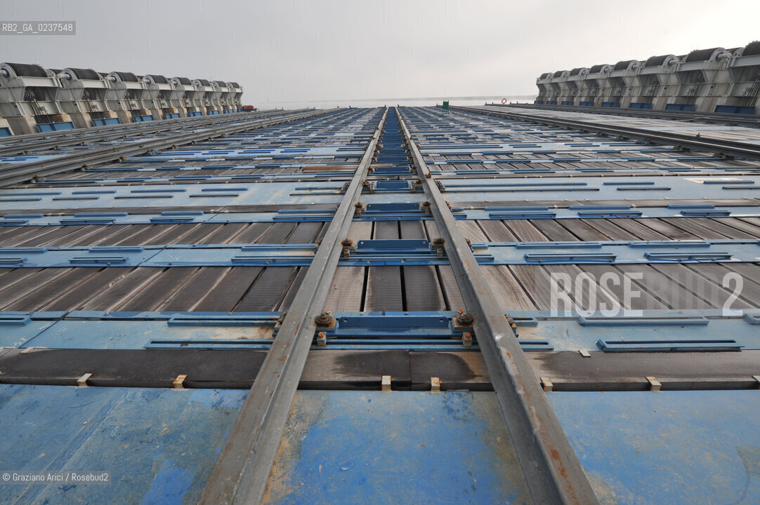 VENEZIA 15/12/10 - LAVORI ALLA BOCCA DI PORTO DI MALAMOCCO SICUREZZA  ©Graziano Arici/Rosebud2  CONSORZIO VENEZIA NUOVA