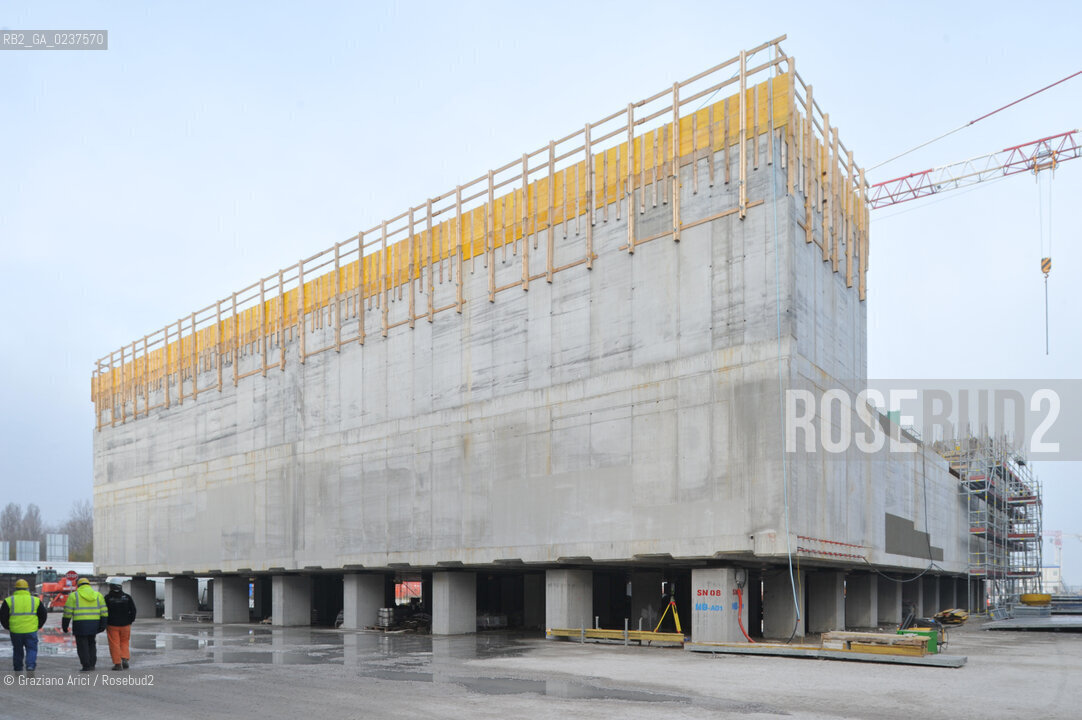 VENEZIA 15/12/10 - LAVORI ALLA BOCCA DI PORTO DI MALAMOCCO SICUREZZA  ©Graziano Arici/Rosebud2  CONSORZIO VENEZIA NUOVA