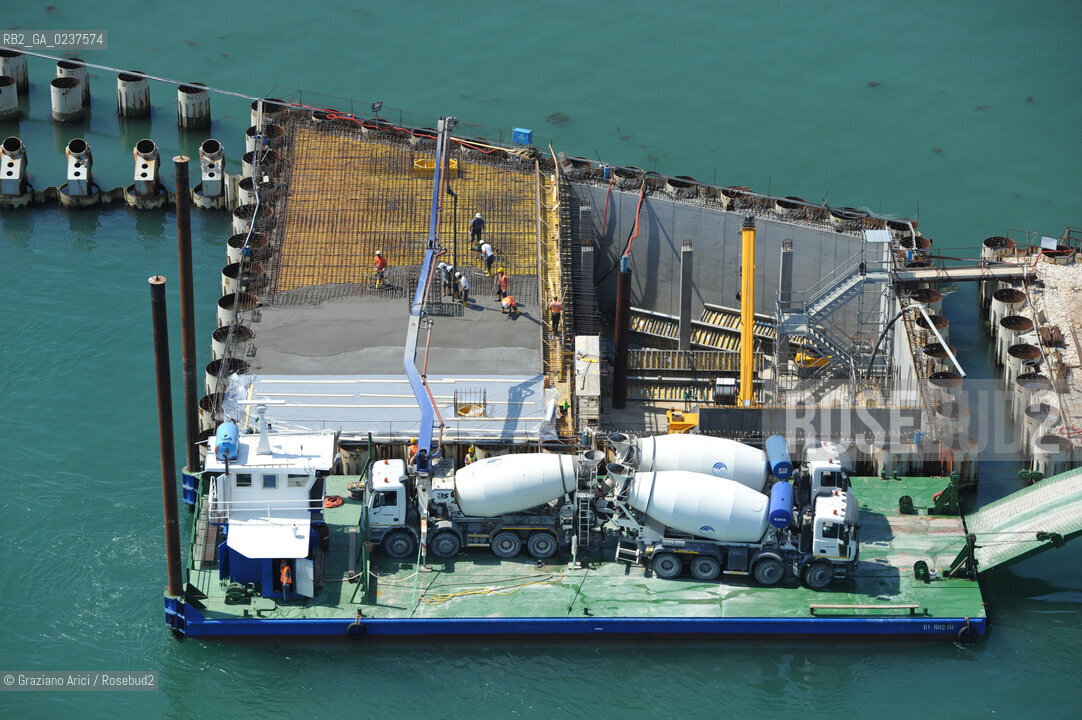 VENEZIA 21 GIUGNO 2011 - FOTO AEREE DEI LAVORI IN CORSO ALLA BOCCA DI PORTO DI MALAMOCCO ©Graziano Arici/Rosebud2  CONSORZIO VENEZIA NUOVA