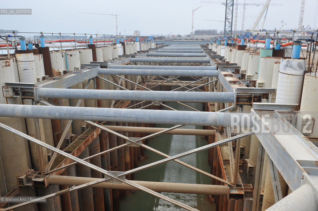 VENEZIA 15/12/10 - LAVORI ALLA BOCCA DI PORTO DI MALAMOCCO SICUREZZA  ©Graziano Arici/Rosebud2  CONSORZIO VENEZIA NUOVA