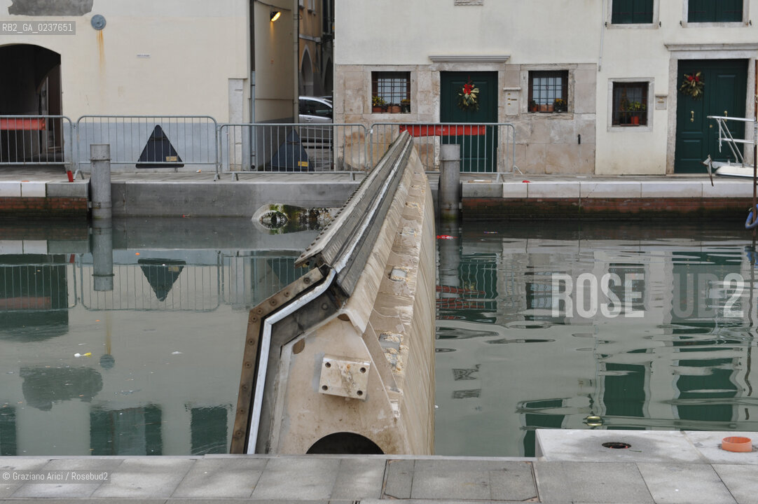 CHIOGGIA 21/12/2012 CANALE DELLA VENA - POSA IN OPERA DEI CASSONI ANTI ALTA MAREA E PARATIE MOBILI  ©Graziano Arici/Rosebud2   CONSORZIO VENEZIA NUOVA