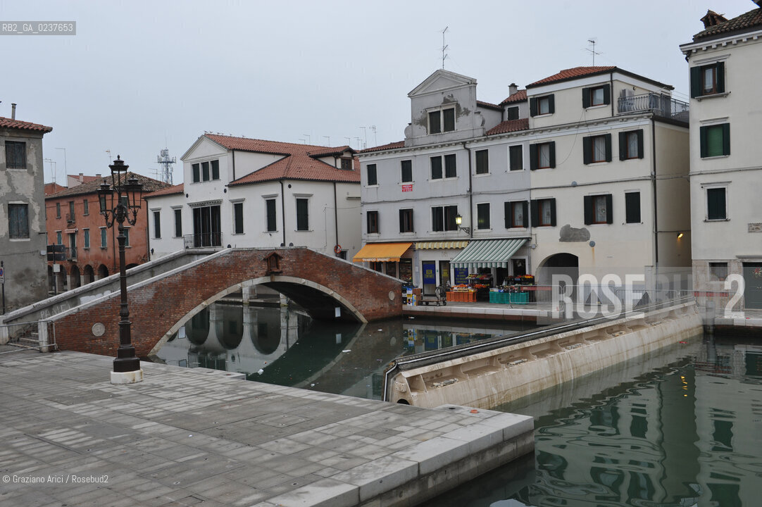 CHIOGGIA 21/12/2012 CANALE DELLA VENA - POSA IN OPERA DEI CASSONI ANTI ALTA MAREA E PARATIE MOBILI  ©Graziano Arici/Rosebud2   CONSORZIO VENEZIA NUOVA