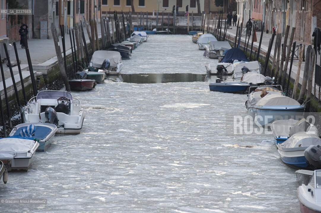 Venice 6/2/12 - Frozen canals and lagoon laguna e canali ghiacciati per il freddo canale degli ormesini e di s.giobbe ©Graziano Arici/Rosebud2