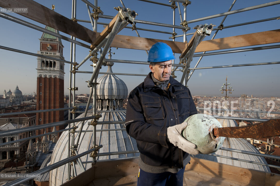 Venezia 12/1/12 - Lavori di restauro delle Cupole della Basilica di San Marco di Venezia. I lavori di restauro sono diretti dalla Procuratoria della Basilica e da 1000 anni fanno in modo che la complessa struttura sia continuamente monitorata e restaurata - dome of the St:Marks Basilik ©Graziano Arici/Rosebud2