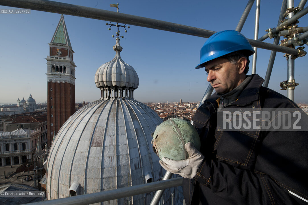 Venezia 12/1/12 - Lavori di restauro delle Cupole della Basilica di San Marco di Venezia. I lavori di restauro sono diretti dalla Procuratoria della Basilica e da 1000 anni fanno in modo che la complessa struttura sia continuamente monitorata e restaurata - dome of the St:Marks Basilik ©Graziano Arici/Rosebud2