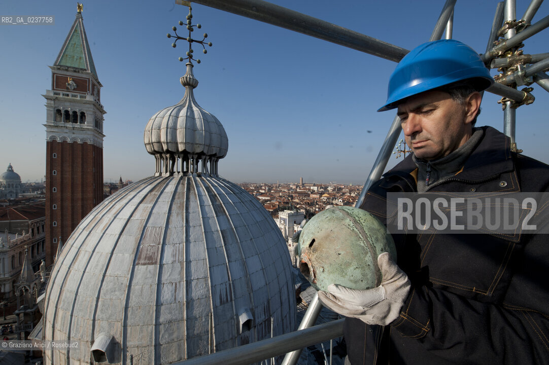 Venezia 12/1/12 - Lavori di restauro delle Cupole della Basilica di San Marco di Venezia. I lavori di restauro sono diretti dalla Procuratoria della Basilica e da 1000 anni fanno in modo che la complessa struttura sia continuamente monitorata e restaurata - dome of the St:Marks Basilik ©Graziano Arici/Rosebud2