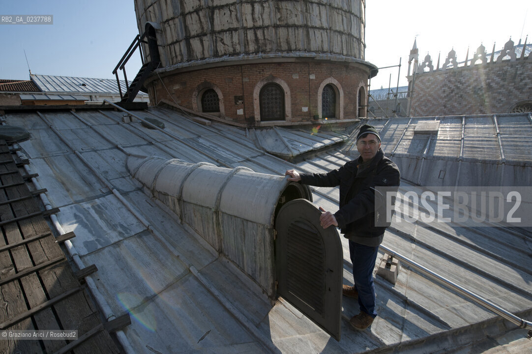 Venezia 12/1/12 - Lavori di restauro delle Cupole della Basilica di San Marco di Venezia. I lavori di restauro sono diretti dalla Procuratoria della Basilica e da 1000 anni fanno in modo che la complessa struttura sia continuamente monitorata e restaurata - dome of the St:Marks Basilik ©Graziano Arici/Rosebud2