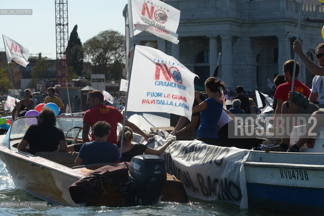 Venice 16/09/2012 -  Demonstration against  the great cruise liners in front of St.Mark - manifestazione del Comitato contro le Grandi Navi davanti al bacino di S.Marco nave ©Graziano Arici/Rosebud2