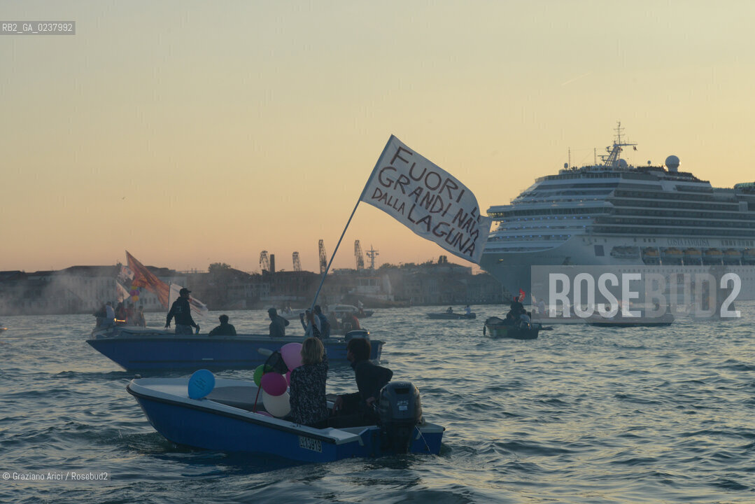Venice 16/09/2012 -  Demonstration against  the great cruise liners in front of St.Mark - manifestazione del Comitato contro le Grandi Navi davanti al bacino di S.Marco nave ©Graziano Arici/Rosebud2