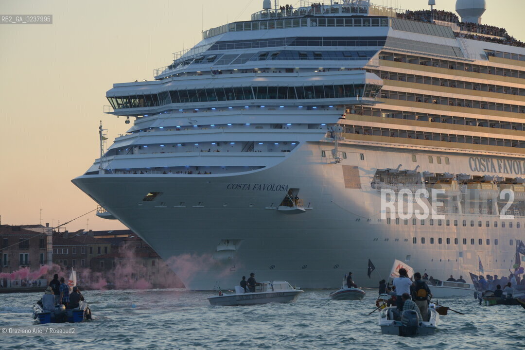 Venice 16/09/2012 -  Demonstration against  the great cruise liners in front of St.Mark - manifestazione del Comitato contro le Grandi Navi davanti al bacino di S.Marco nave ©Graziano Arici/Rosebud2