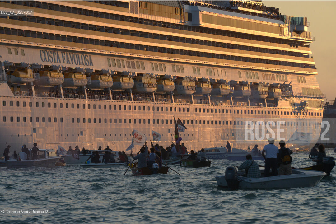 Venice 16/09/2012 -  Demonstration against  the great cruise liners in front of St.Mark - manifestazione del Comitato contro le Grandi Navi davanti al bacino di S.Marco nave ©Graziano Arici/Rosebud2