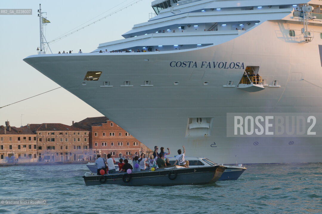 Venice 16/09/2012 -  Demonstration against  the great cruise liners in front of St.Mark - manifestazione del Comitato contro le Grandi Navi davanti al bacino di S.Marco nave ©Graziano Arici/Rosebud2