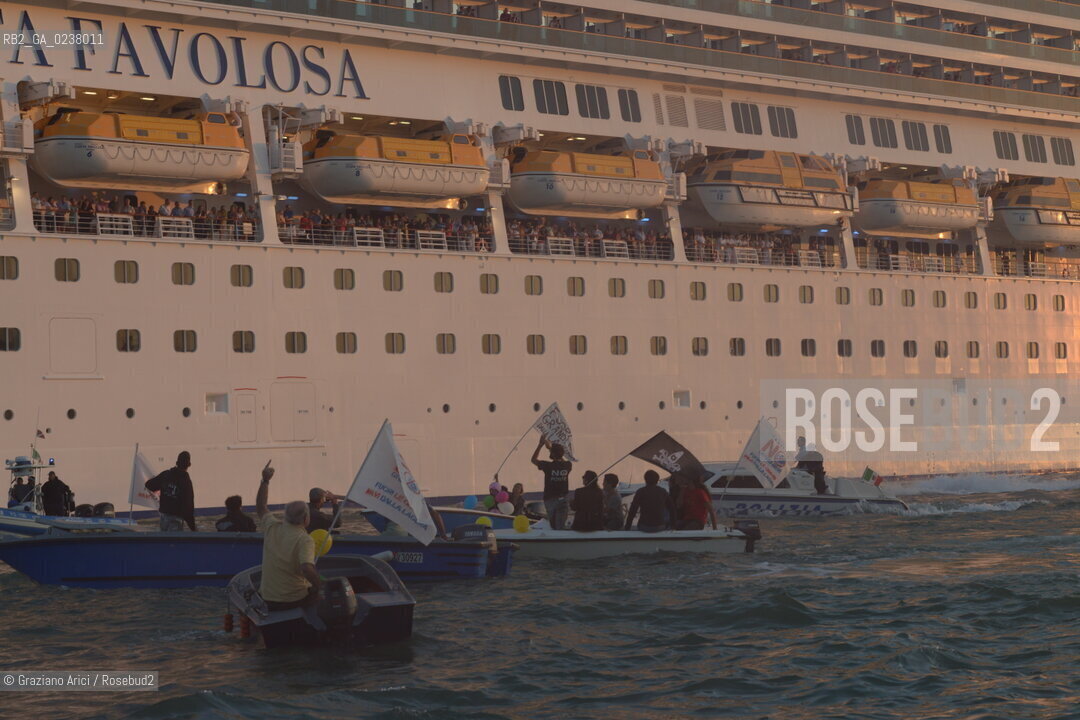 Venice 16/09/2012 -  Demonstration against  the great cruise liners in front of St.Mark - manifestazione del Comitato contro le Grandi Navi davanti al bacino di S.Marco nave ©Graziano Arici/Rosebud2