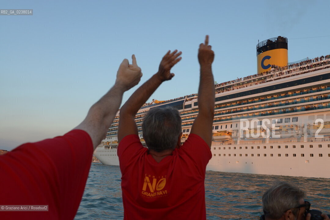 Venice 16/09/2012 -  Demonstration against  the great cruise liners in front of St.Mark - manifestazione del Comitato contro le Grandi Navi davanti al bacino di S.Marco nave ©Graziano Arici/Rosebud2