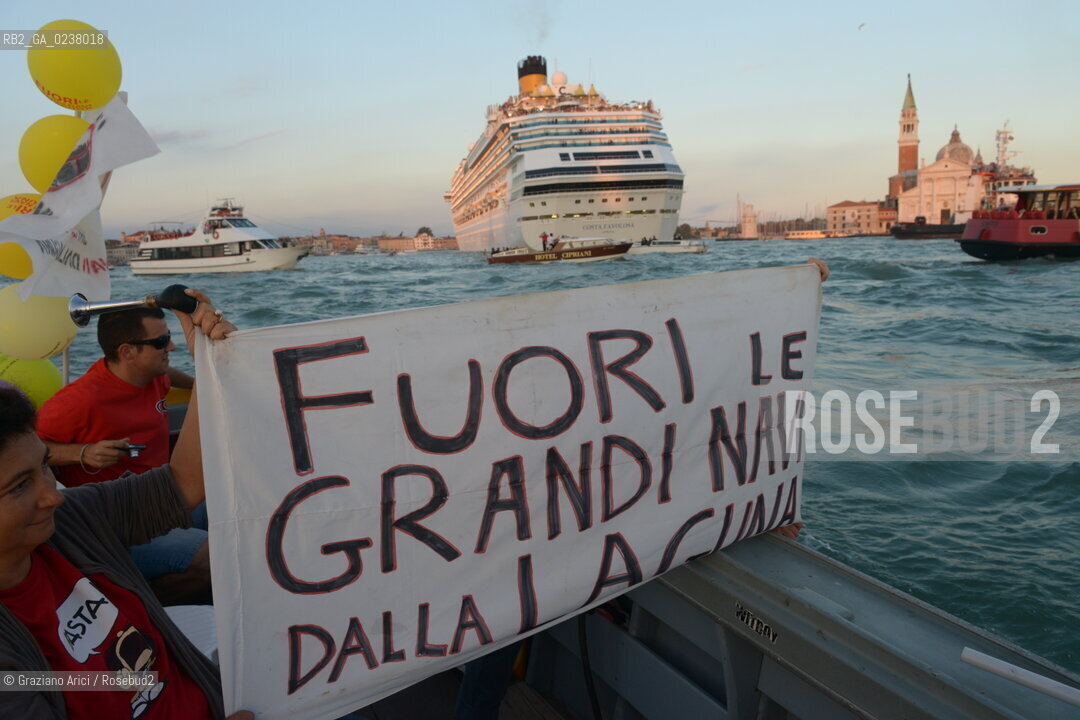 Venice 16/09/2012 -  Demonstration against  the great cruise liners in front of St.Mark - manifestazione del Comitato contro le Grandi Navi davanti al bacino di S.Marco nave ©Graziano Arici/Rosebud2