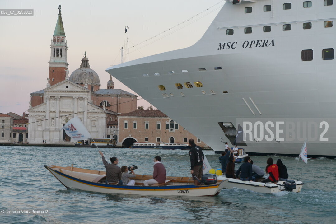 Venice 16/09/2012 -  Demonstration against  the great cruise liners in front of St.Mark - manifestazione del Comitato contro le Grandi Navi davanti al bacino di S.Marco nave ©Graziano Arici/Rosebud2